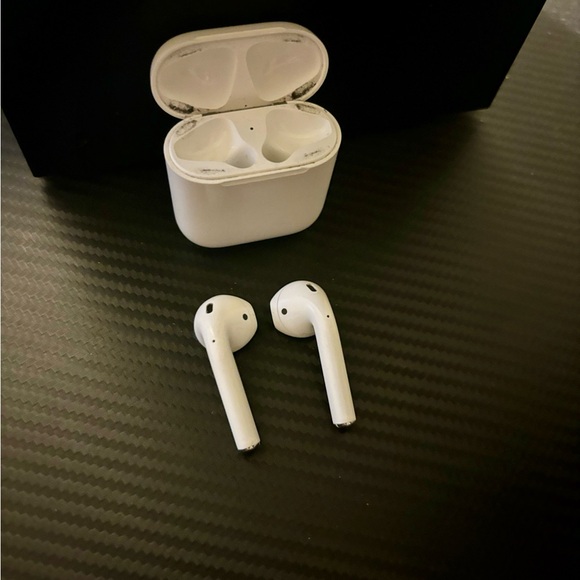 Used airpods the black stuff is chipped paint not dirt there clesn - Picture 1 of 6